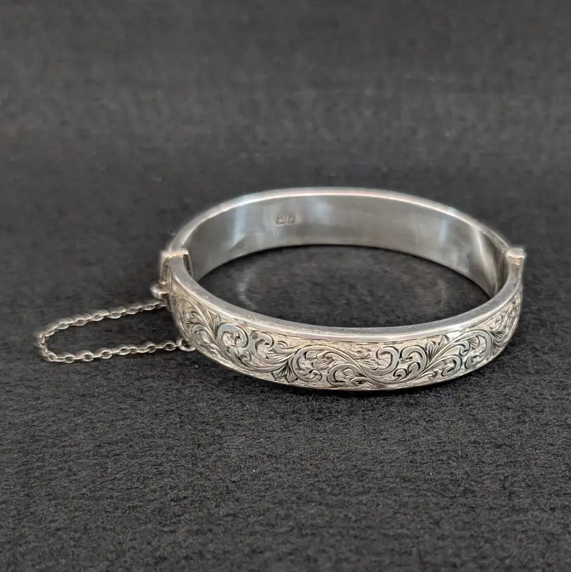 Vintage Smith & Pepper 1963 Sterling Silver Engraved Hinged Bangle Bracelet 18g