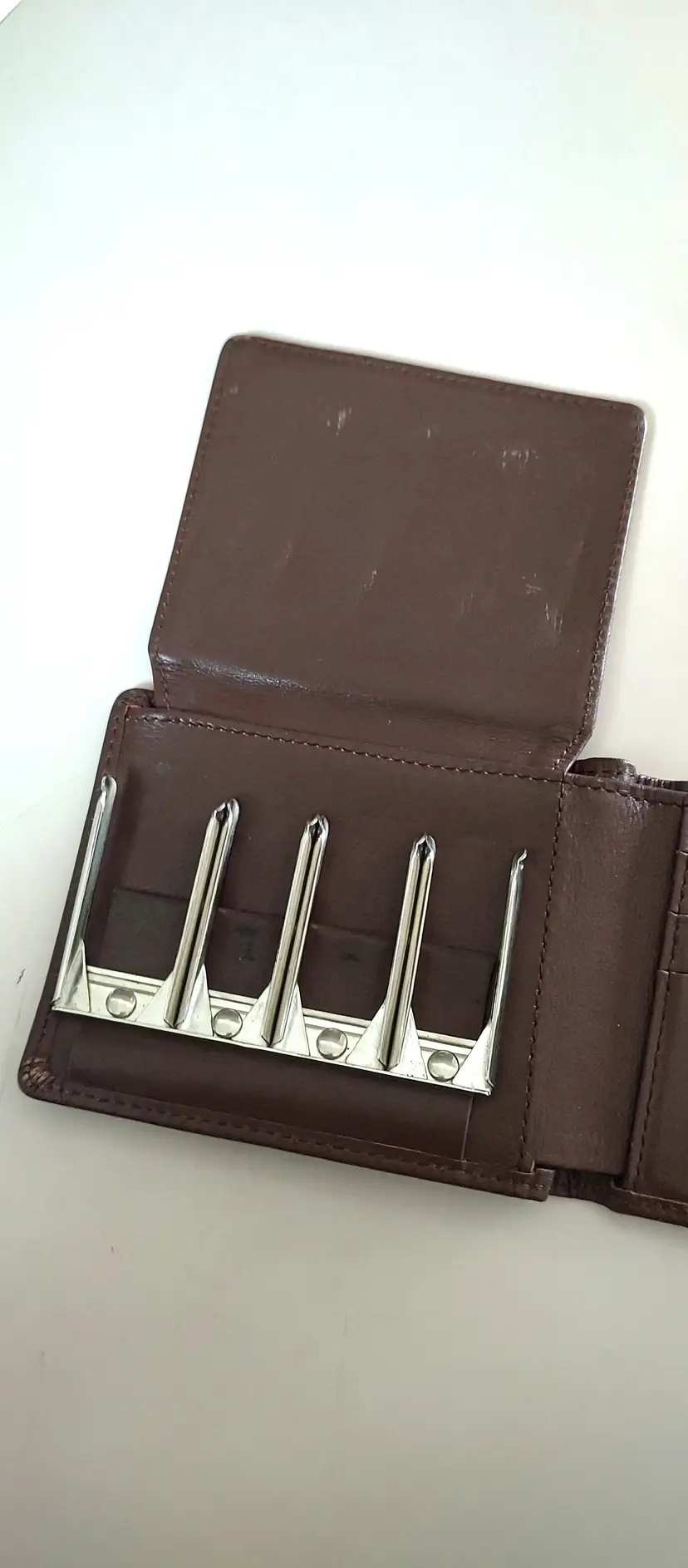 Lugbetter Bifold Leather Coin Sorter Wallet with 4-Slot Metal Coin Catcher Pre-Owned Rare Hard To Find
