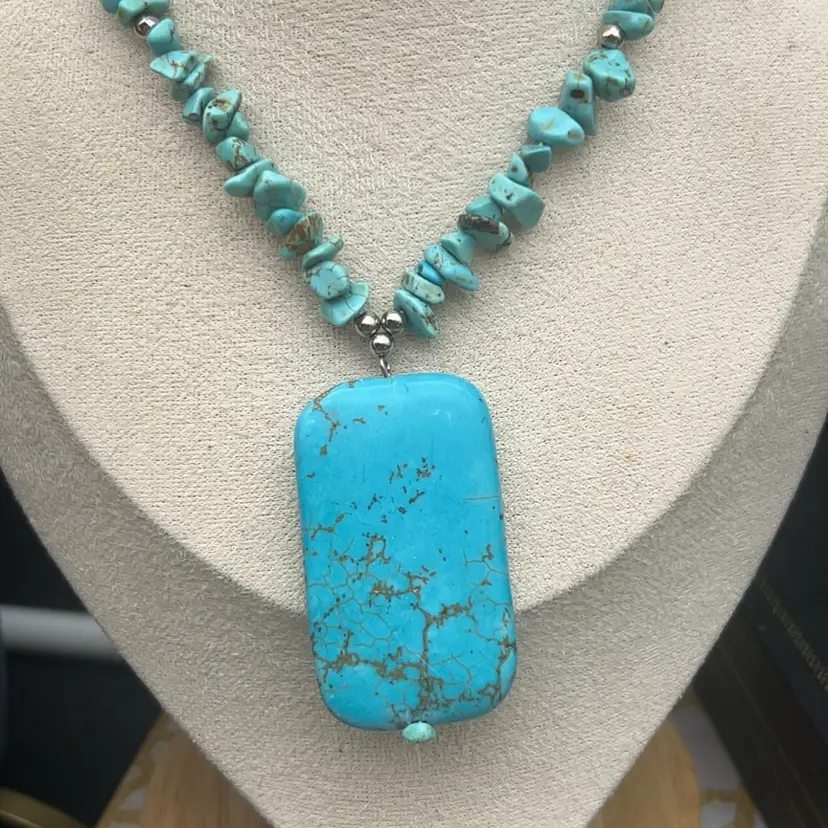 #01 Southwestern Style Turquoise-Colored Stone Chip Necklace Large Slab Pendant Silvertone 16”