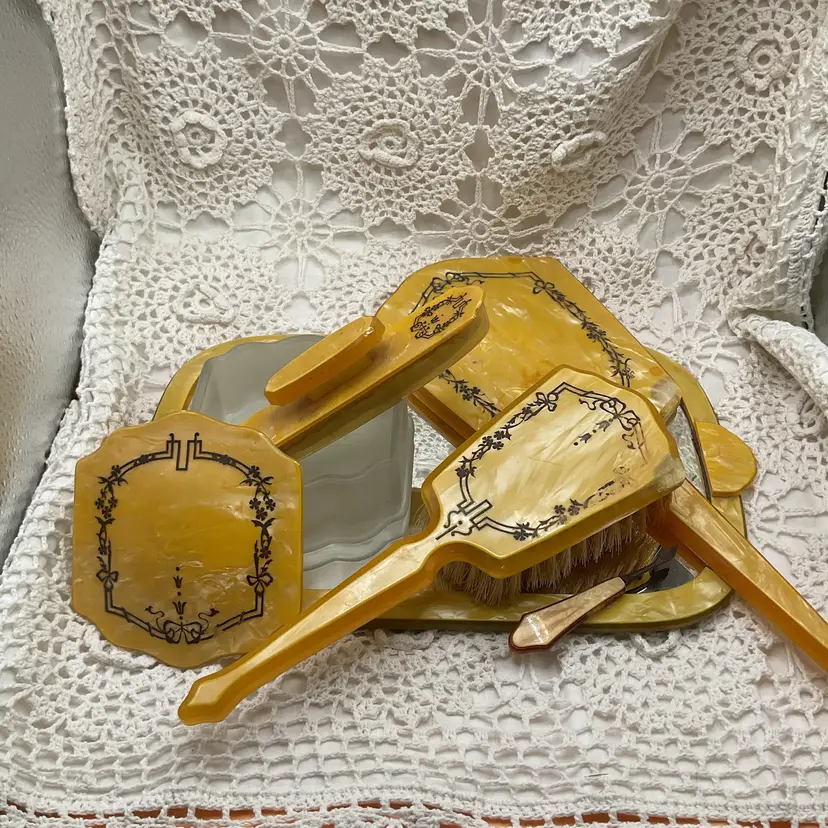 🍁 Vintage Butterscotch Vanity Set 7 Pc Set - Call Outs In Line With Age