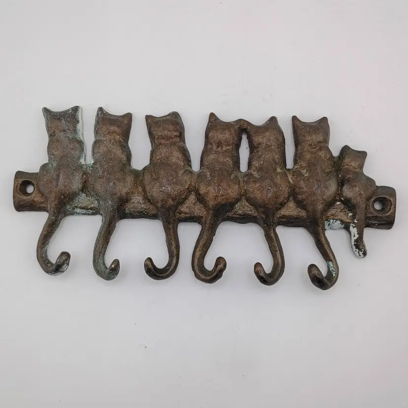 Metal kitties wall hanging with hooks