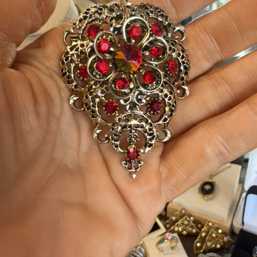 Vintage Unsigned Victorian Revival Watermelon Rivoli Ruby Red Rhinestone Gold Tone Brooch