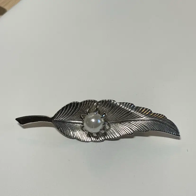 @@ Vintage Silvertone And Faux Pearl 2.25” Brooch