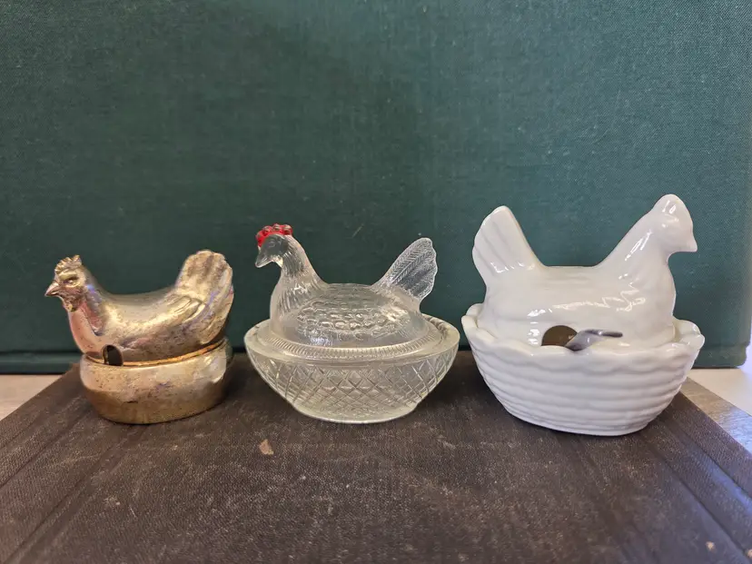 Set of 3 mini Hens on Nest