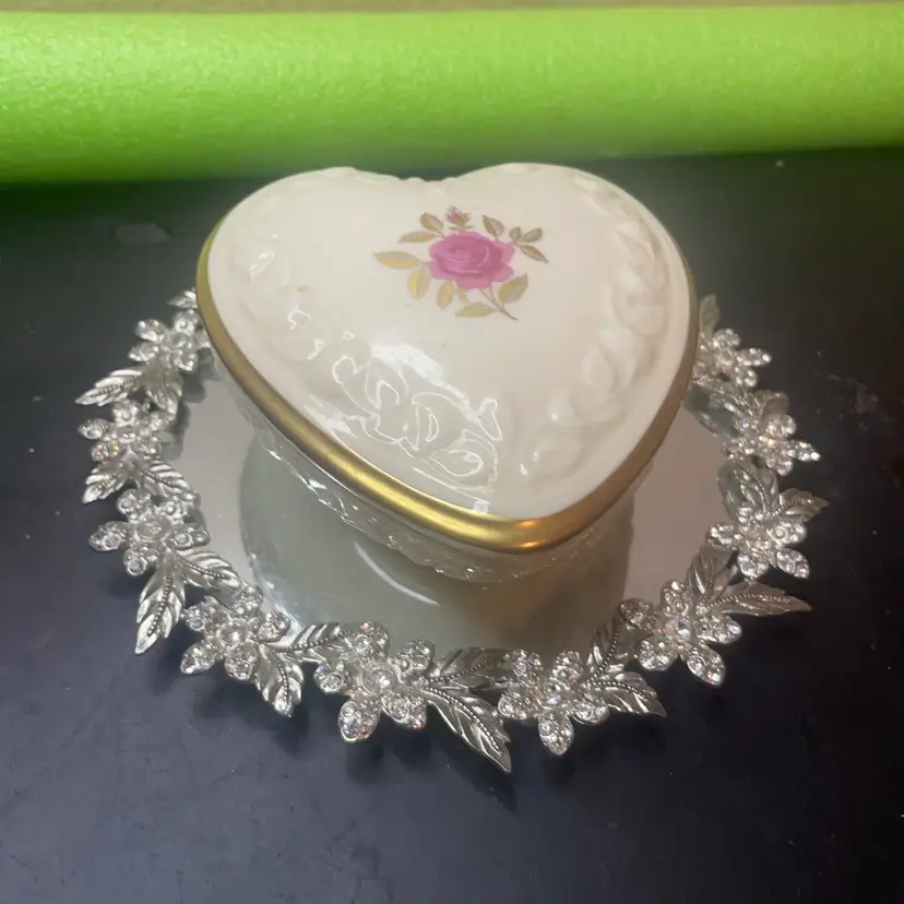 Lenox USA 5” heart-shaped porcelain trinket box featuring a pink rose floral motif and 24K gold trim