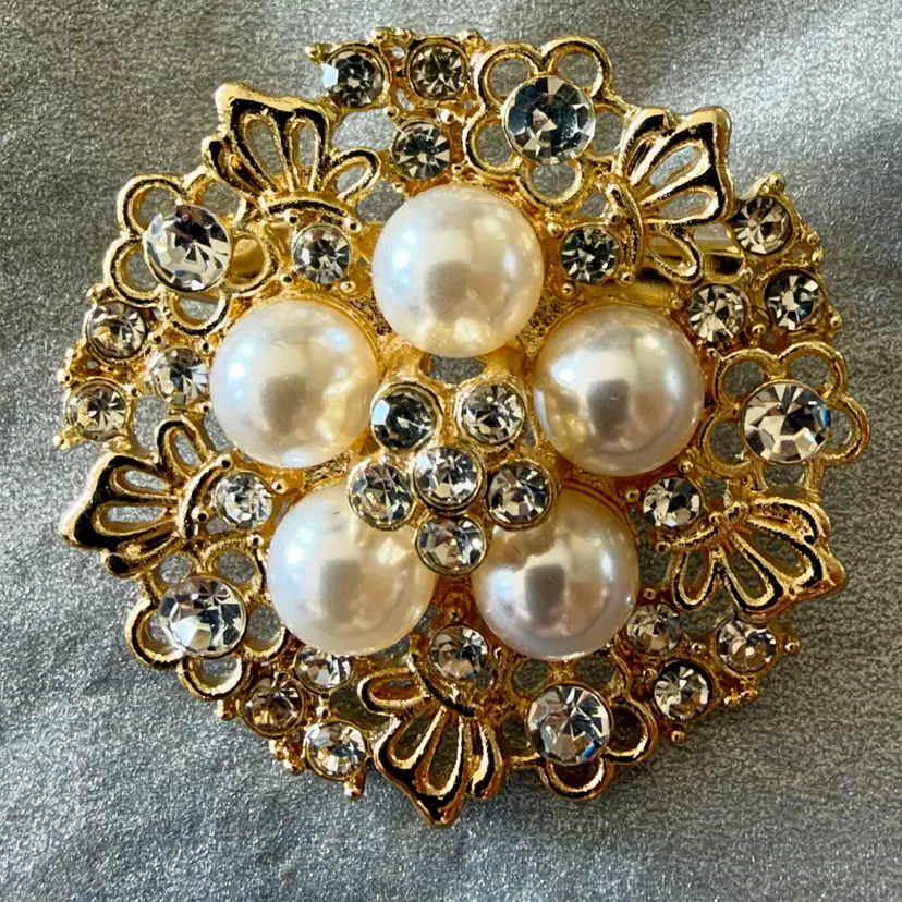 1. Small Elegant Round Brooch Pin