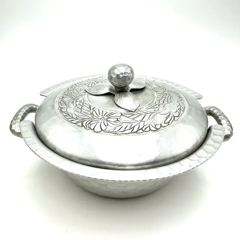 Vintage Everlast Hand-Forged Hammered Aluminum Casserole Dish Embossed Floral Pattern Lid Handles 10.5” D X 5.5” H