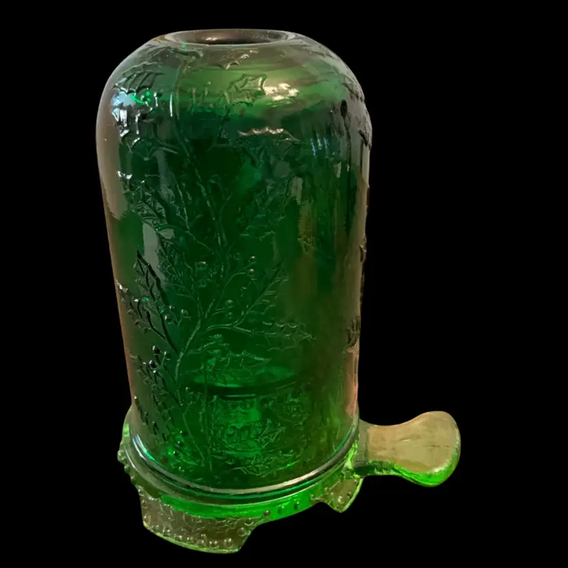 Mosser 5.5” x 4.25” 2-piece Green Glimmer Light/Fairy Lamp Beaded Holly Berry Pattern w/thumb-hold Handle