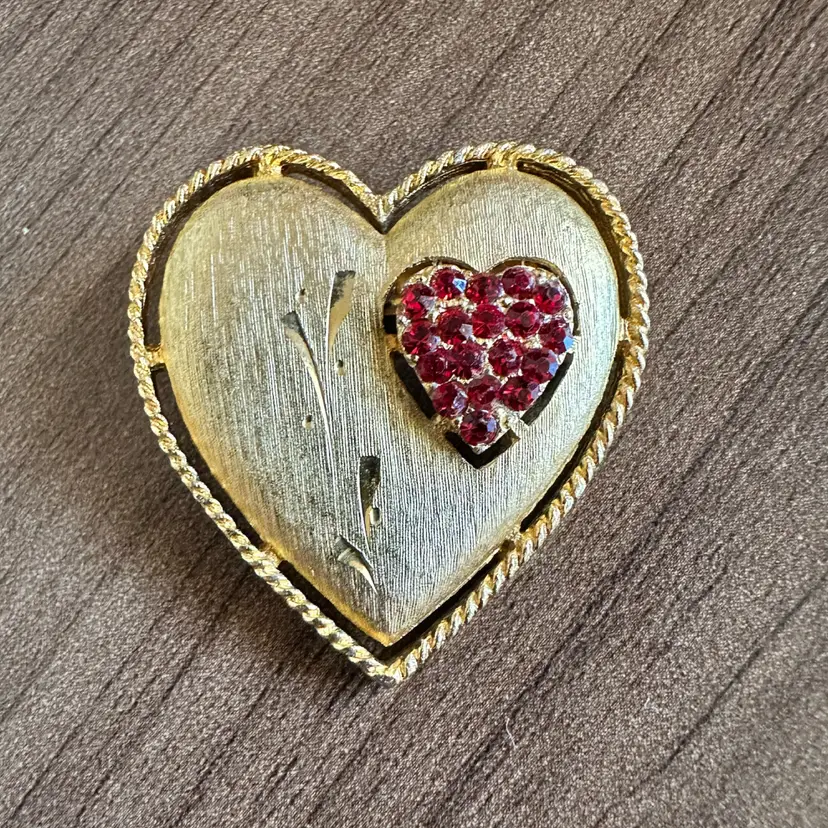 JJ Brooch Heart With Red Rhinestones Gold-Tone