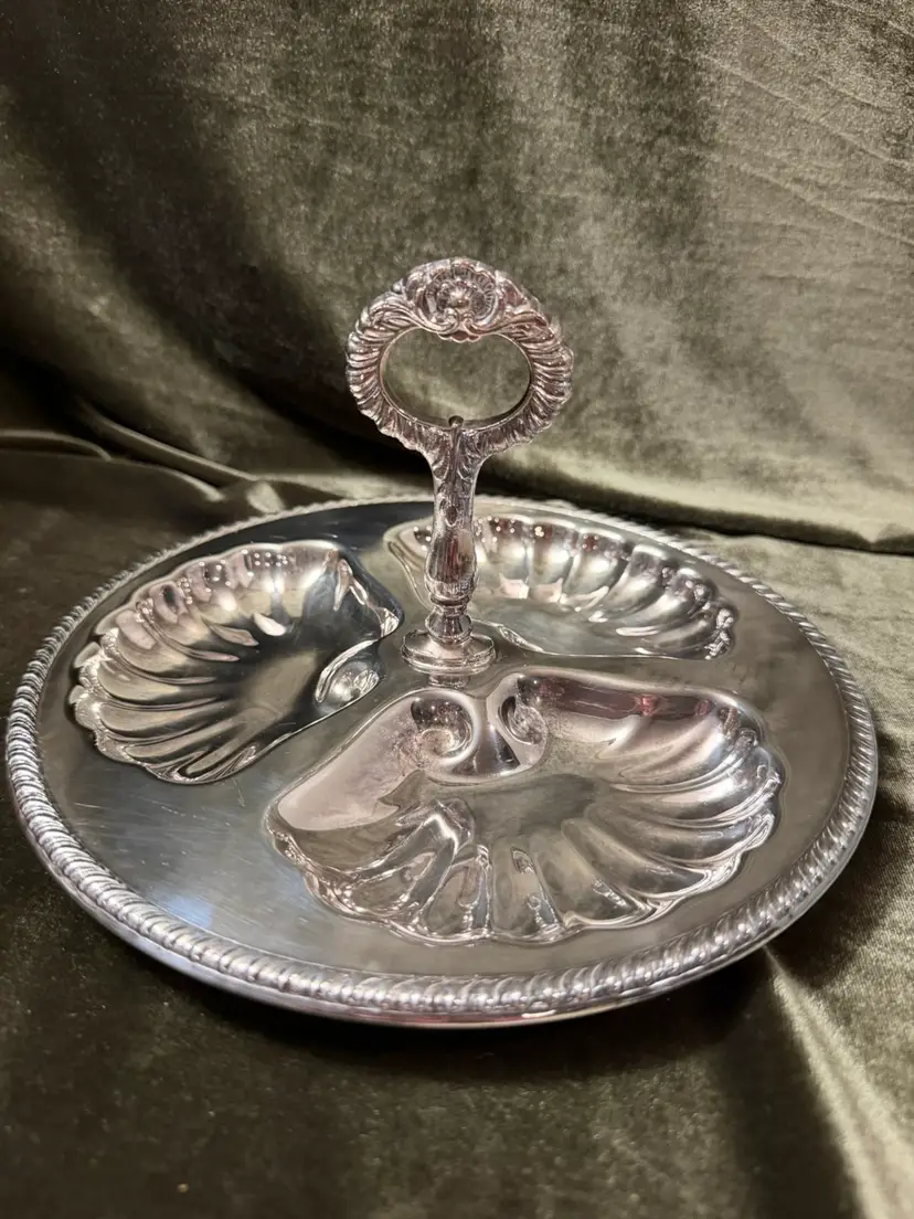 🥳Vintage Canterbury Shell & Gadroon silver-plated three-section serving tray with a central handle