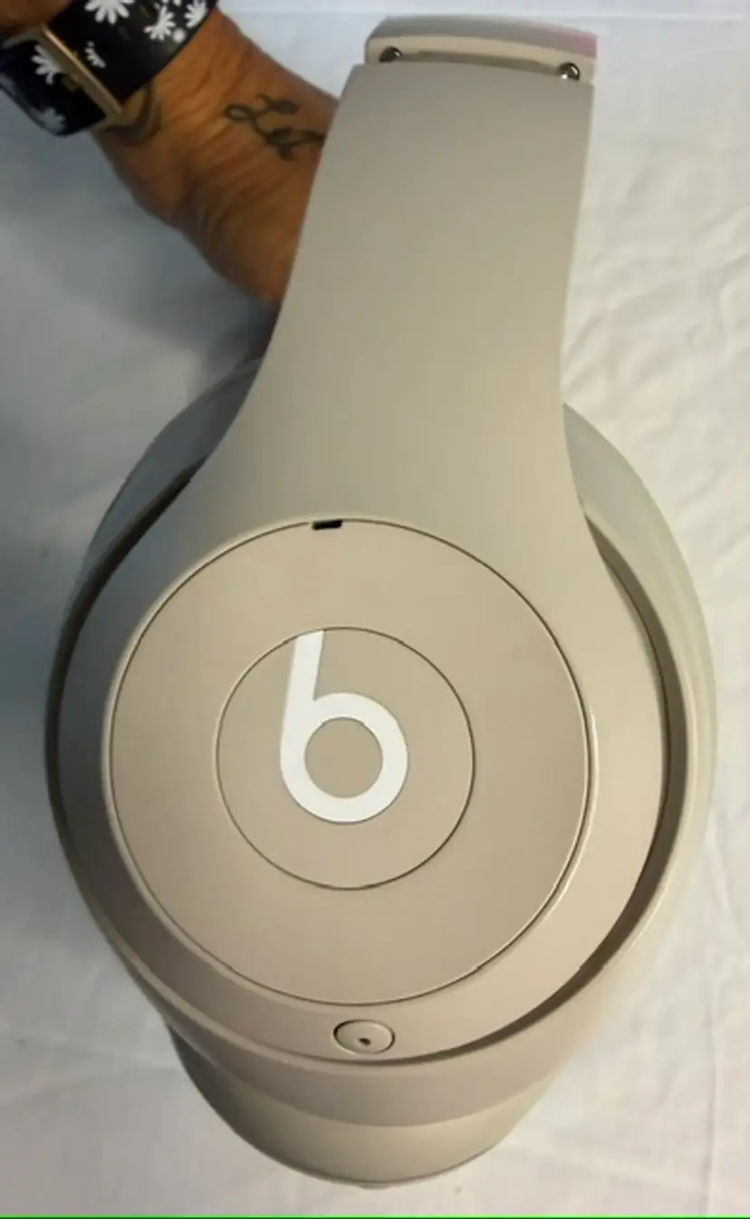 Beats Studio Pro Wireless Headphones – Sandstone – Excellent Condition