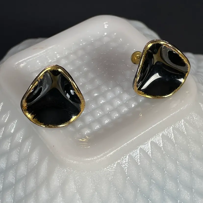 Classy Gold Feathered & Black Ceramic Folded Triangle Screwback Earrings Vintage 1"