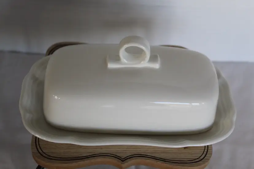 MIKASA FRENCH COUNTRYSIDE COVERED BUTTER DISH WHITE PLEASE READ