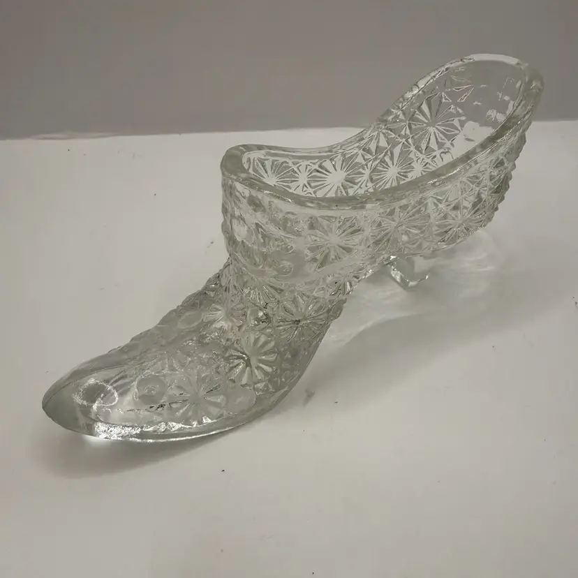 LE Smith Clear Daisy & Button Glass Shoe 6”