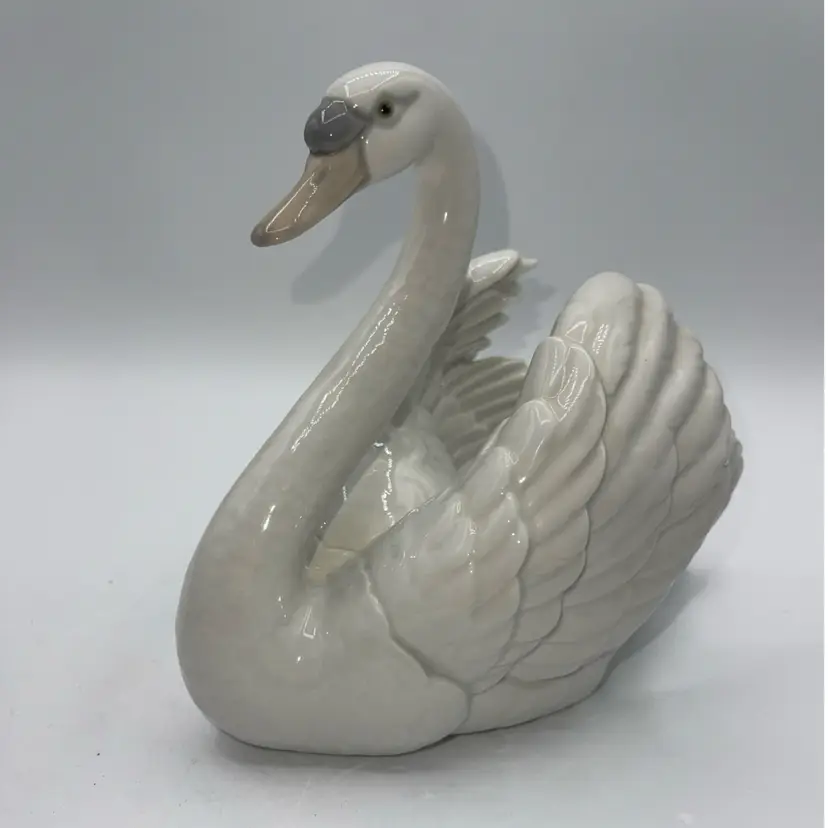 Lladro 5231 White Swan Porcelain Figurine Hand Made in Spain Gloss Finish 7"
