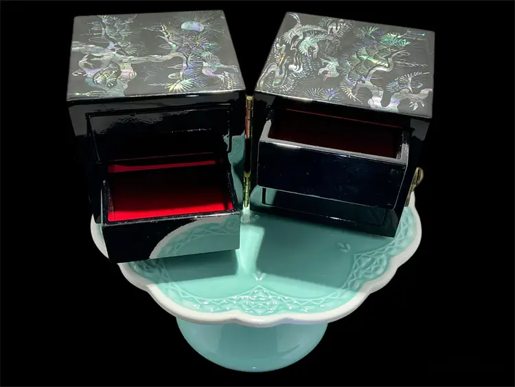 #16 - Black Lacquer Jewelry BoxVintage Black Lacquer Jewelry Box with Abalone Shell Inlay