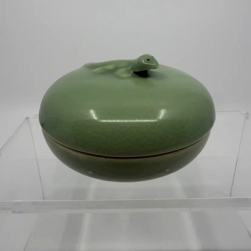 Vintage 70s Green Glazed Taised Relief Gekko Ceramic Trinket Box 4”