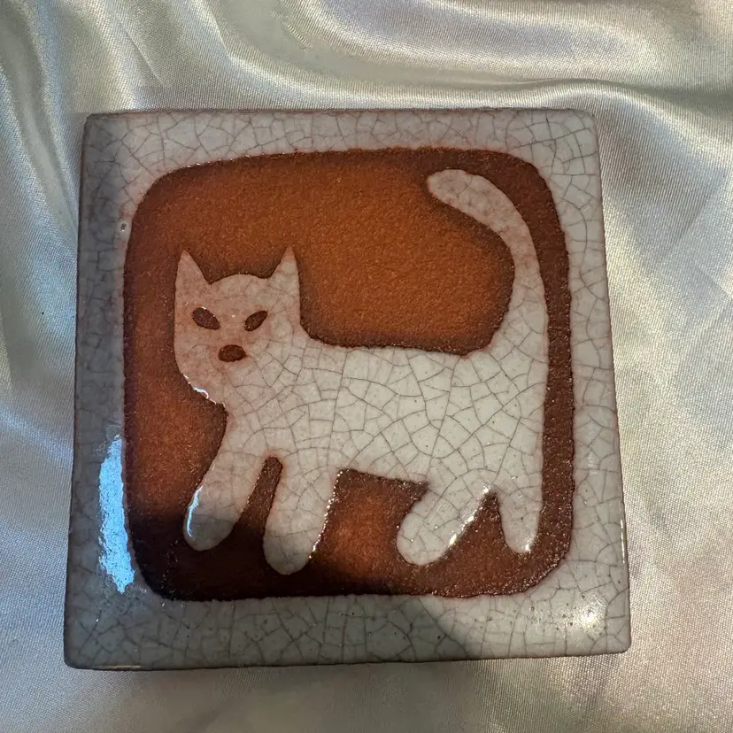 Arius marked cat tile