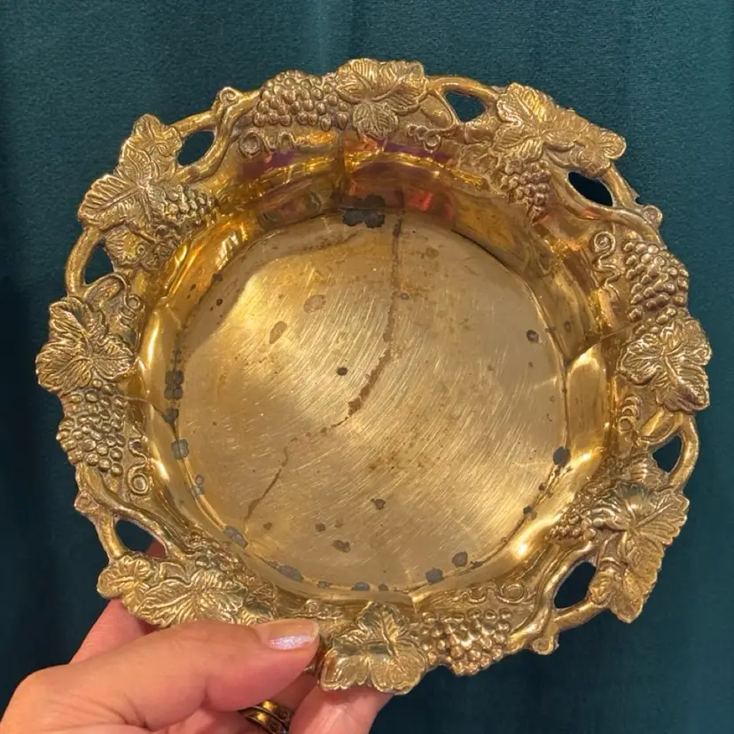 😻 Brass Grape & Vine Wine Bottle Coaster | Ornate Catchall or put a plant on it 🪴