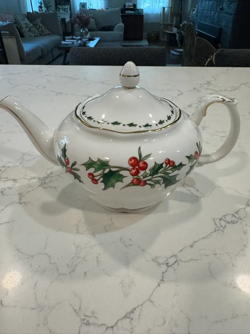 🪹”A Cup Of Christmas Teapot” Holiday Teapot With Holly Berries