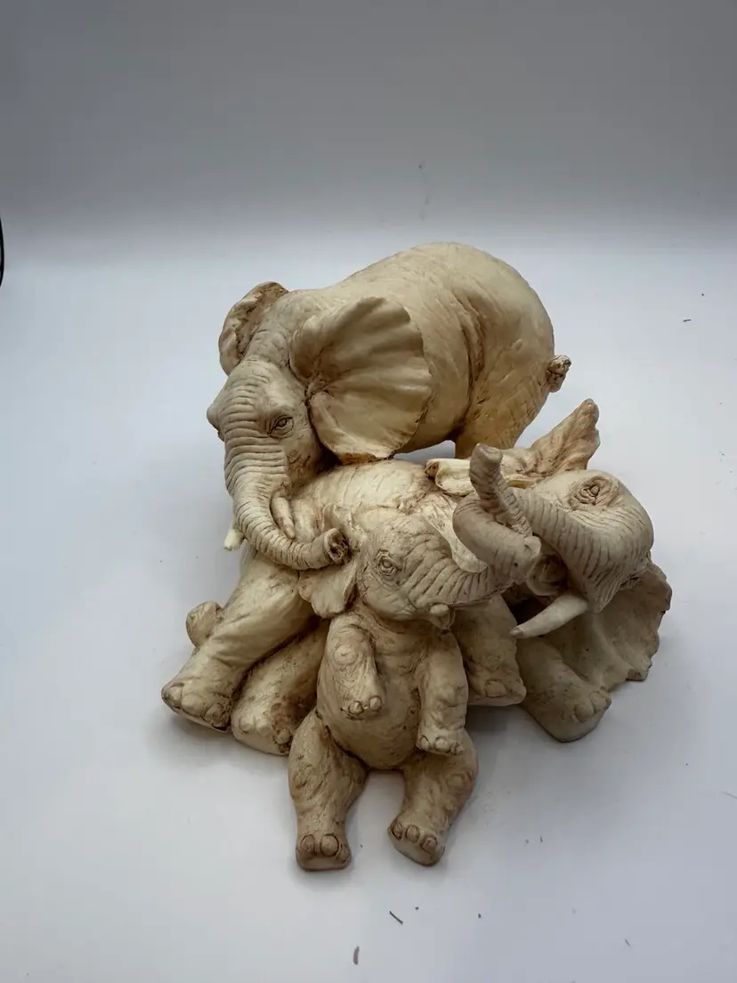 003 Resin Elephant Family