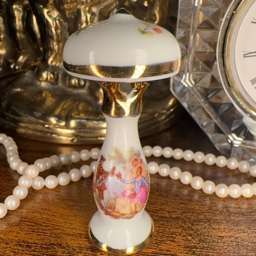 😻 miniature Limoges porcelain lamp w/courting couple & 22k accents