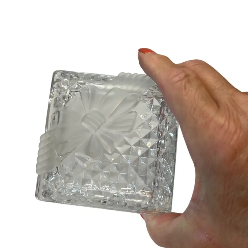 Studio Nova Clear Crystal Japan Trinket Dish With Embossed Satin Bow 
@3 1/4x 3 1/4”