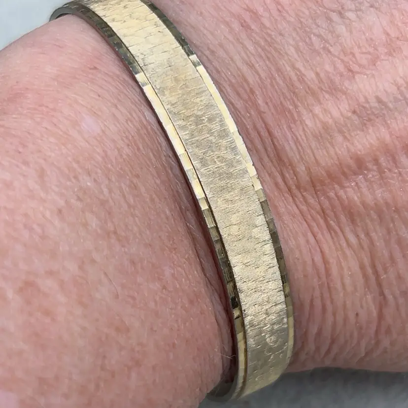 #01 Vintage Gold Tone Textured Bangle Bracelet Geometric Edge 2.5” Opening