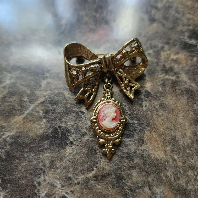 Vintage gold tone bow & dangle cameo brooch 2"