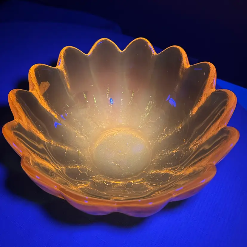 Blenko #6143 14 Petal Jonquil Yellow Lotus Petal Flower Bowl 10.5" Glows tag