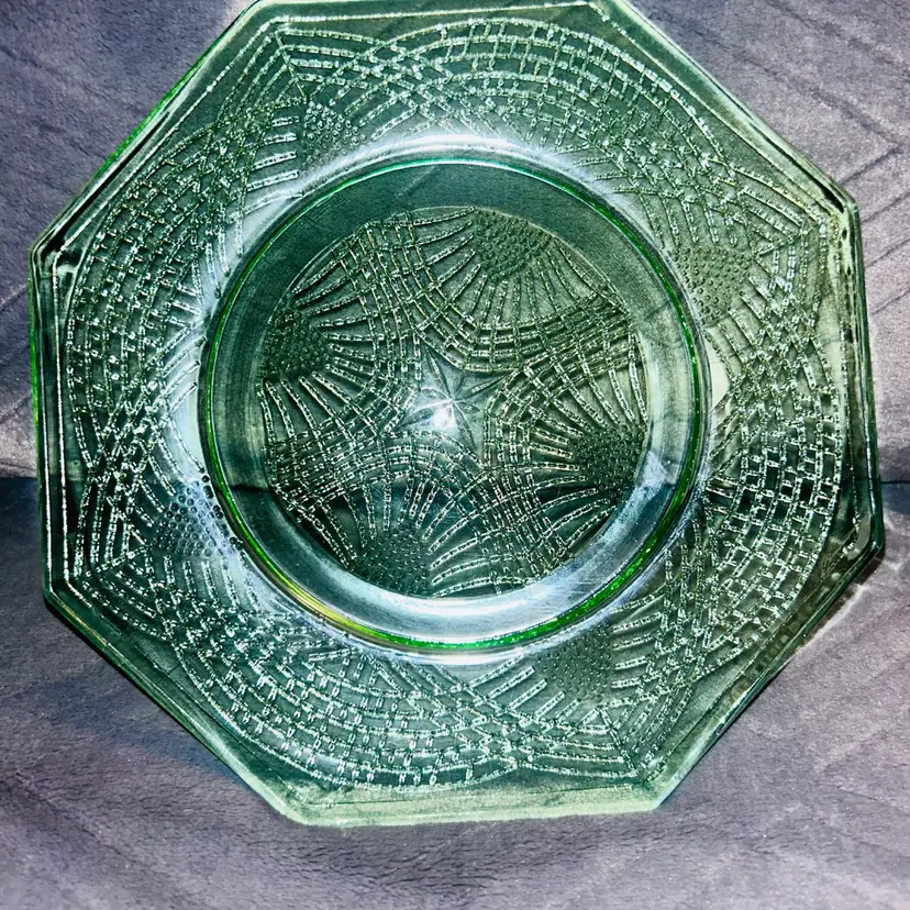 Depression Era L.E. Glass Co. Romanesque Uranium Glass Octagon Shaped Dish
