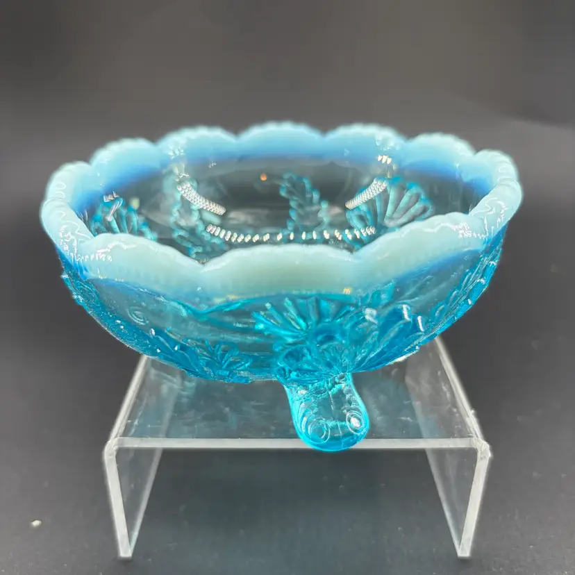Model Flint “Wreath And Shell” 3-footed Dessert Bowl