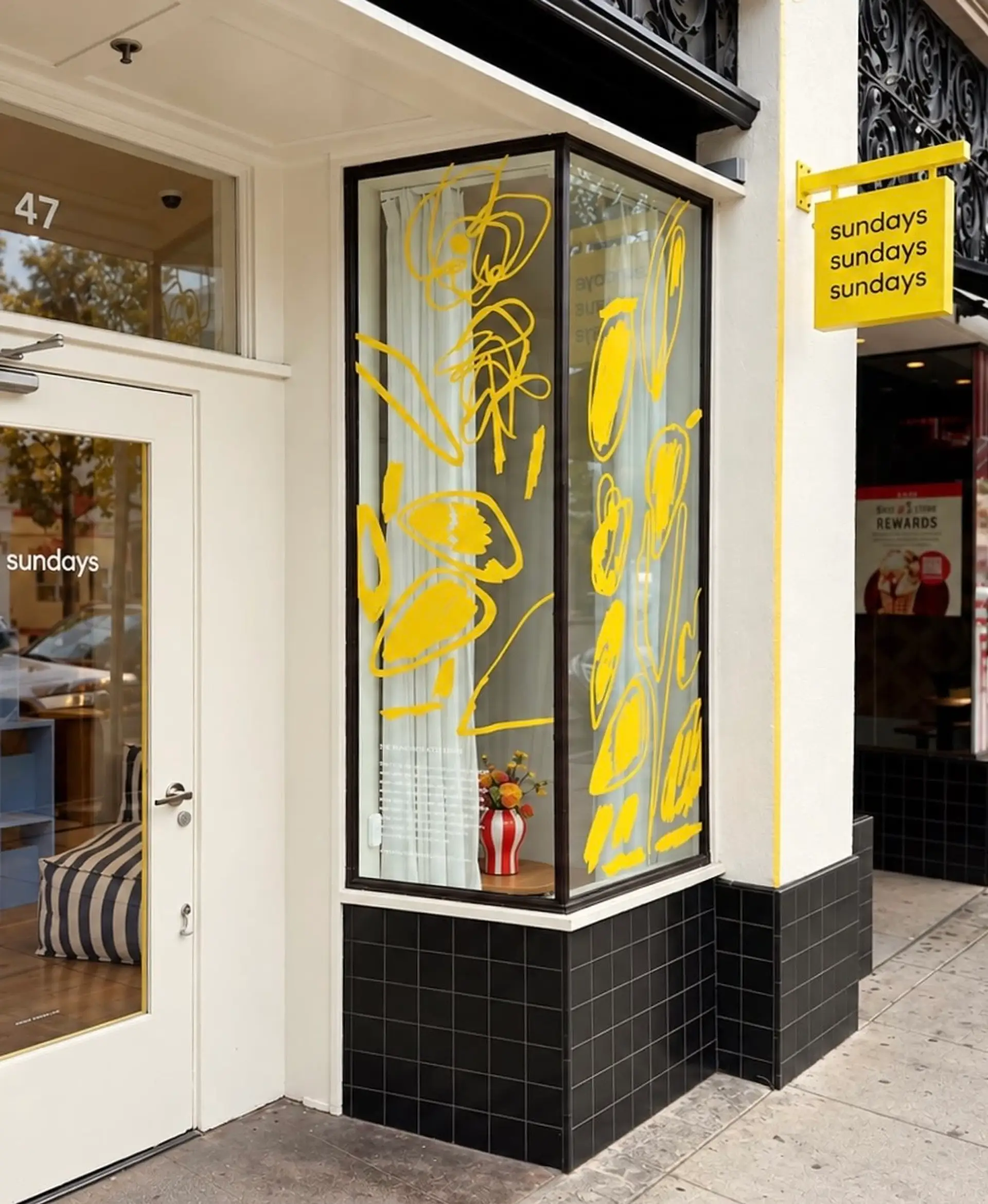 Sundays Furniture - Storefront exterior