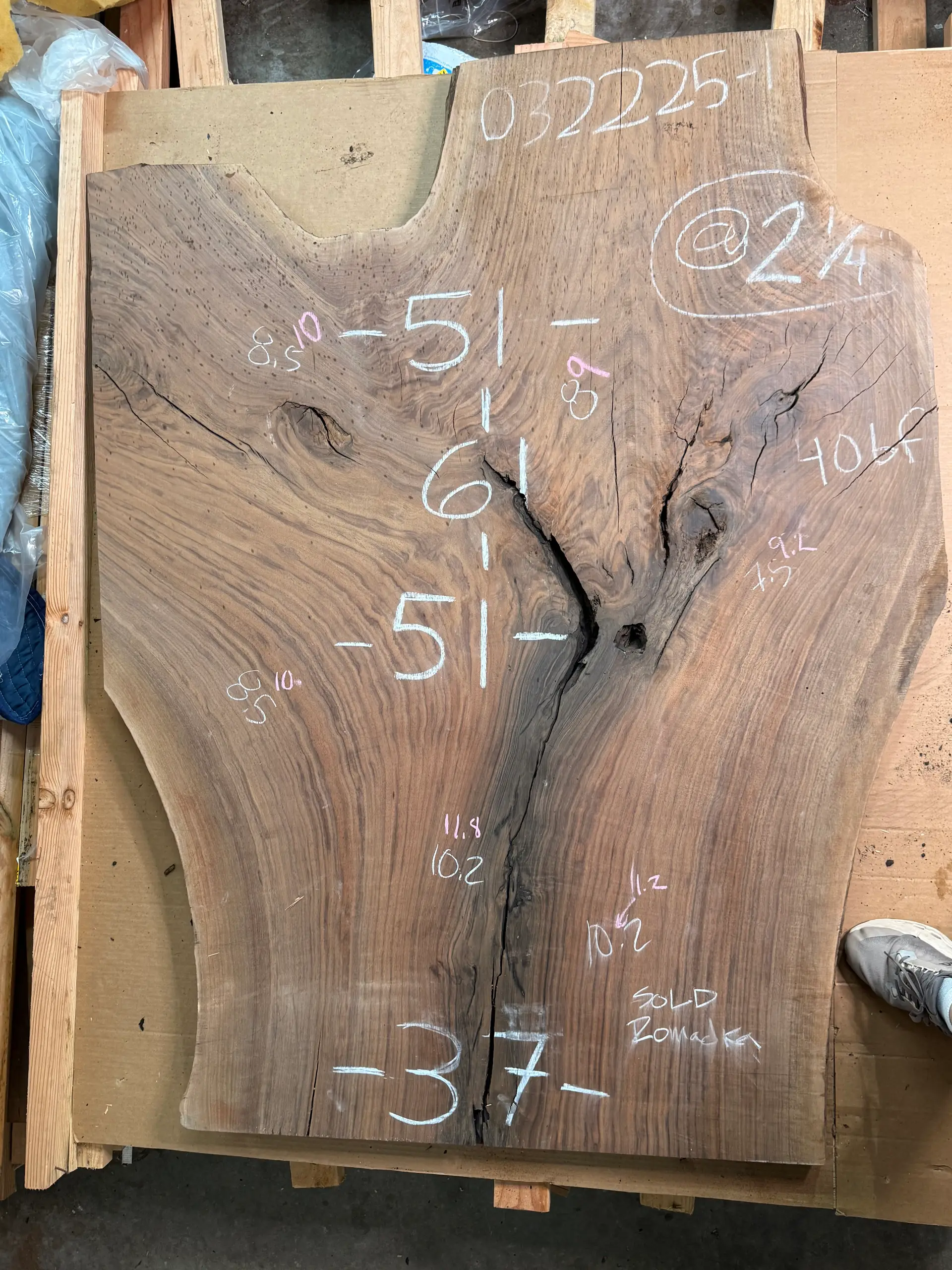 Bastogne Walnut slab showing dramatic grain