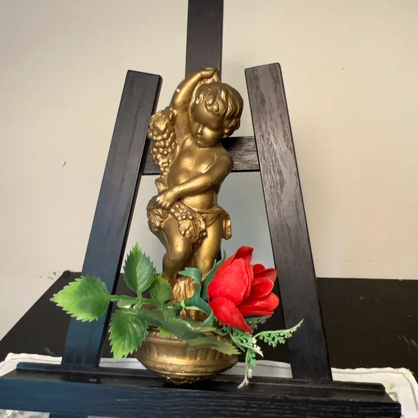 Vintage Cherub Gold Gold Painted Chalk Ware Wall Hanging Sculpture With Original Faux Flowers 9”