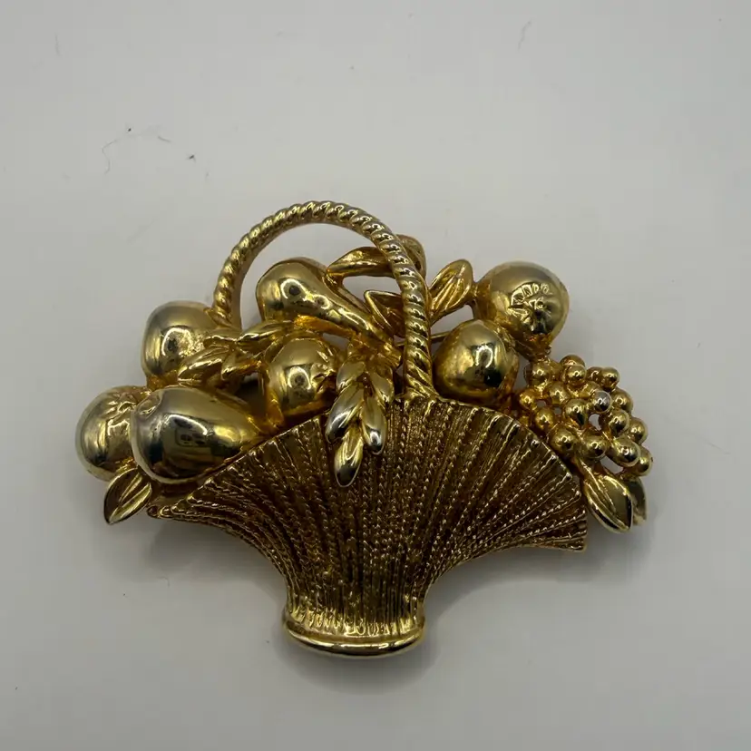 New View Signed Gold Tone Front Basket Brooch 2”