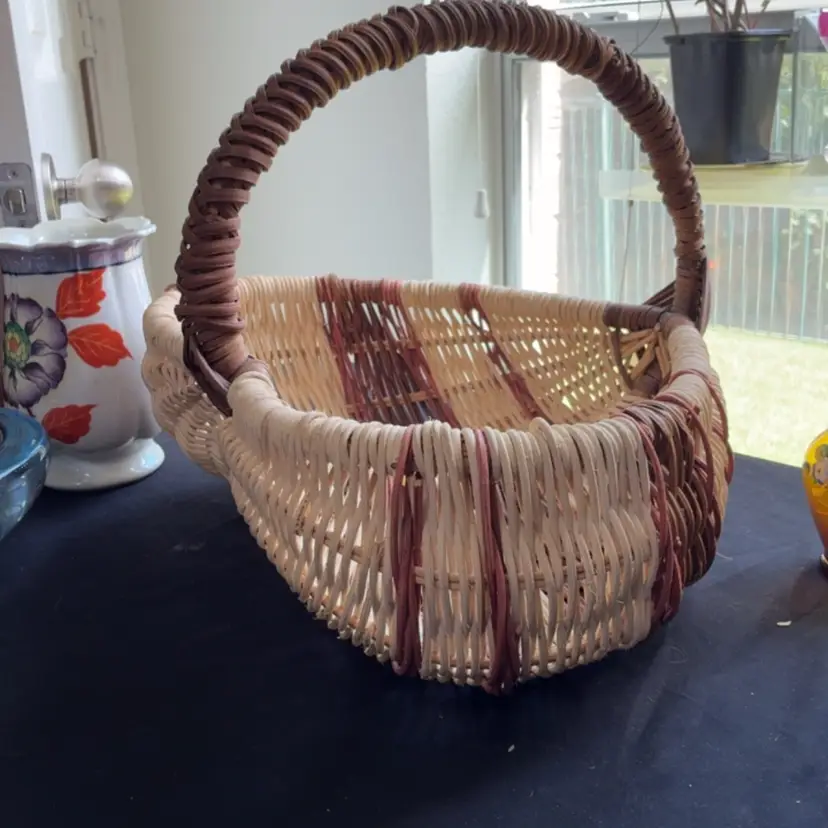 Vintage Multi Tone Woven Egg Gathering Heart Shaped Buttocks Basket