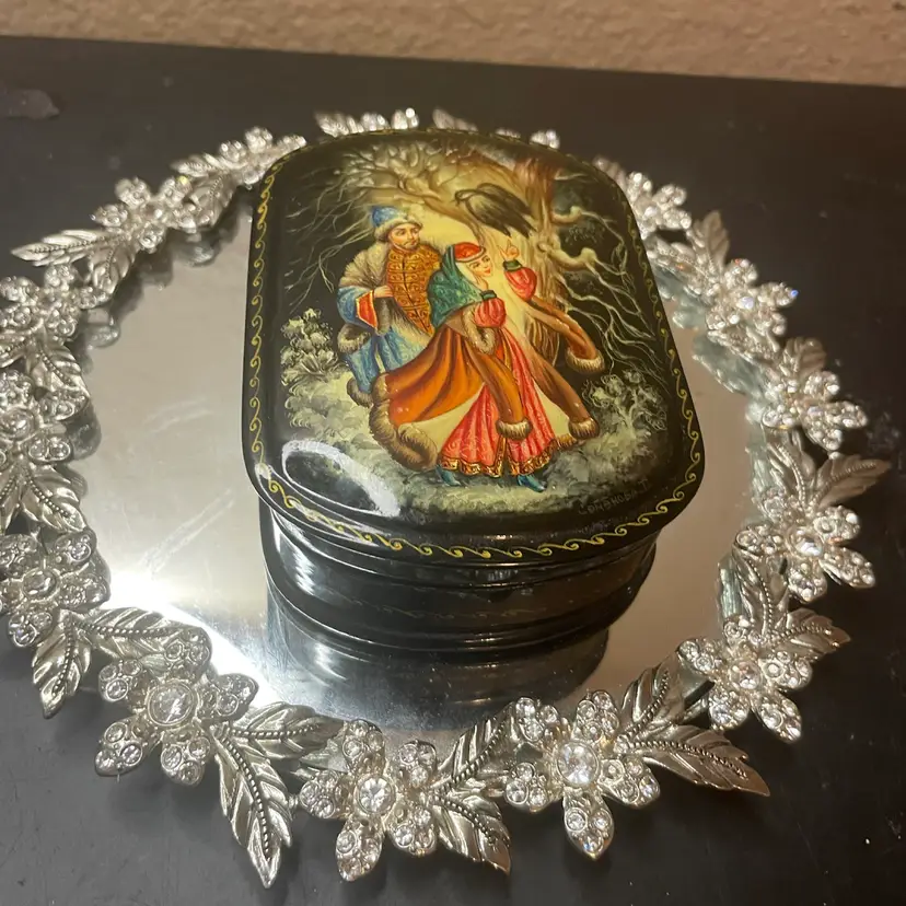 VTG Hand Painted 4.5” oval Russian Lacquer Box with Fable Theme of Palekh
