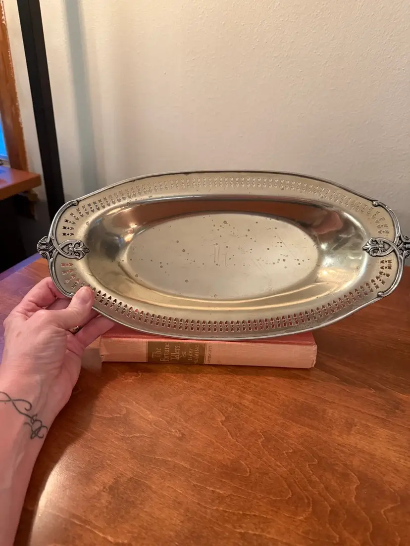 ☀️14” W x 7” D Vintage Silver Plated Bread Tray