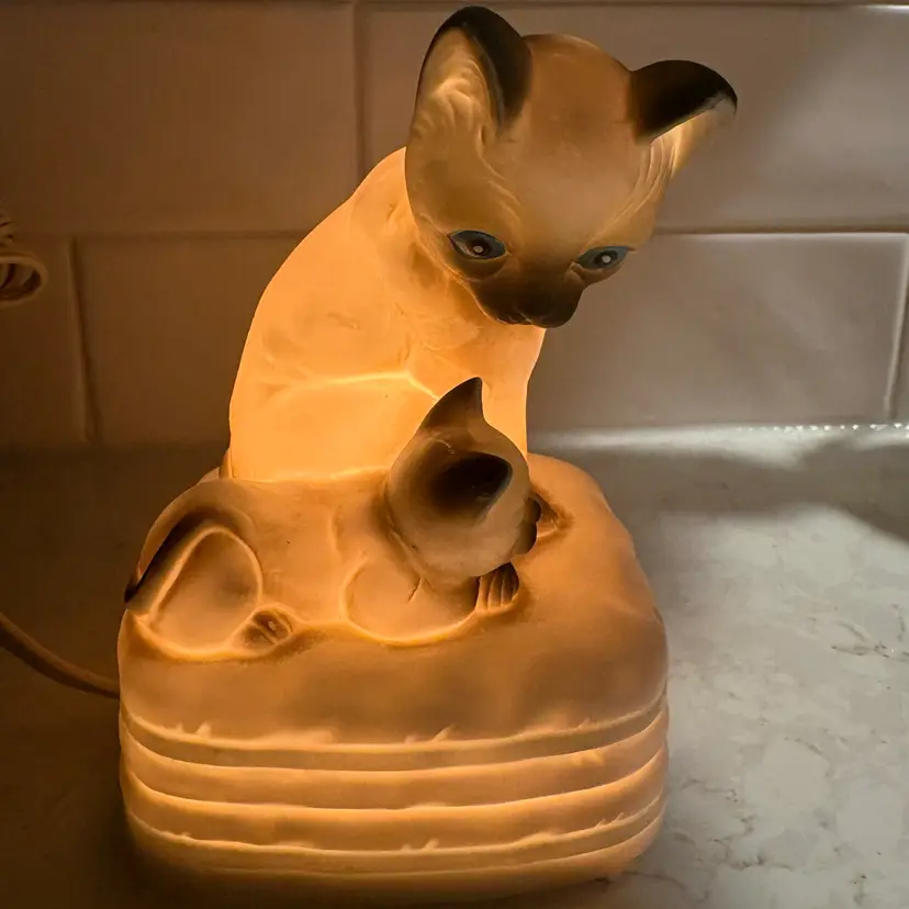 Vtg Siamese Cat Mom & Kitten on Pillow Night Light Lamp Made in Taiwan Works