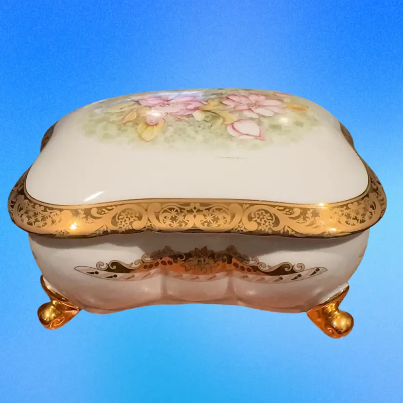 Limoges Porcelain Hand Painted Footed Jewelry / Keepsake Box - France