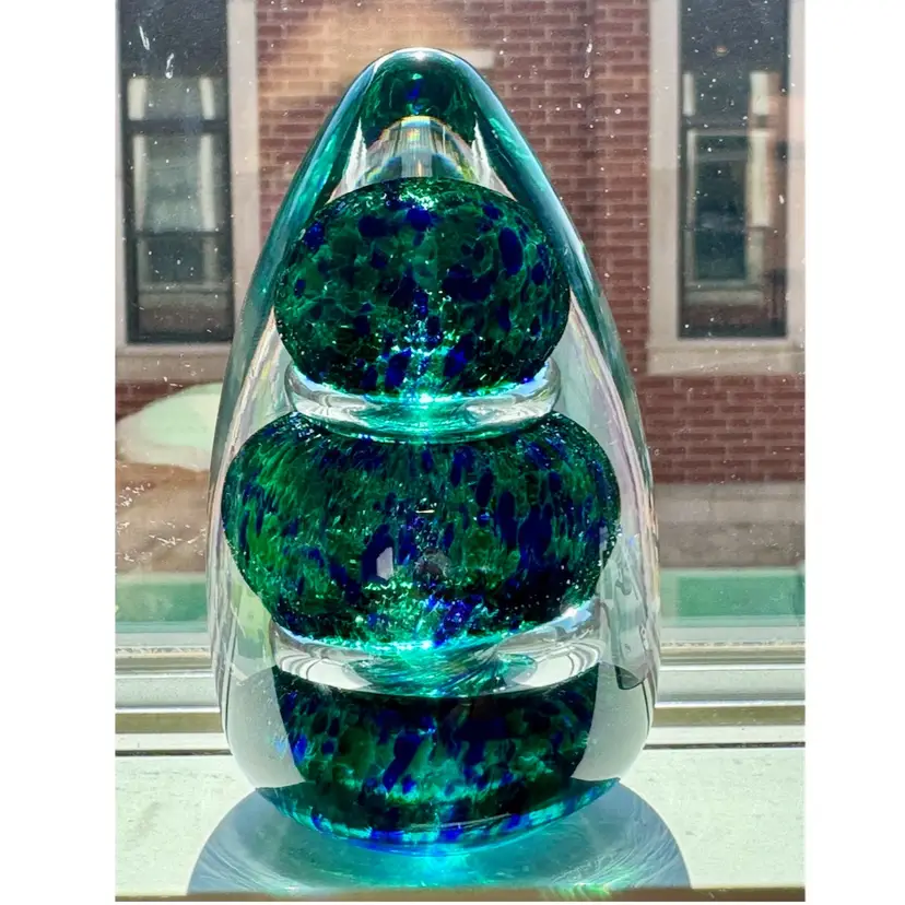 .😻 4” vintage Wedgwood Art Glass paperweight in the "Topiary" design