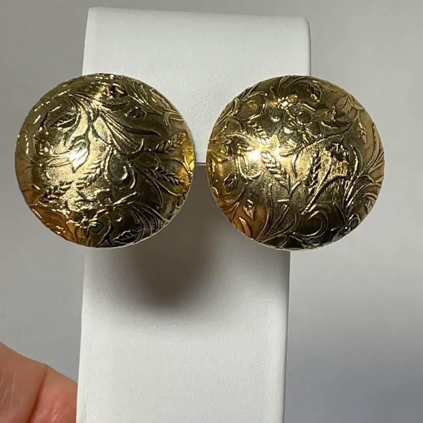 @@ Vintage Gold Tone Floral Disc Clip On Earrings 1 1/8"