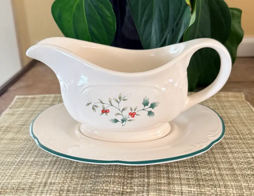 Pfaltzgraff Winterberry Gravy Boat & Underplate