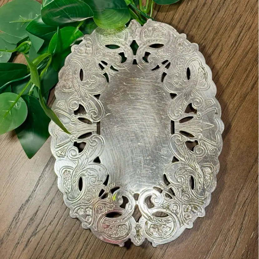 😻 Wallace Silverplate Ornate Victorian Scrollwork Pierced Oval Trivet – 9”