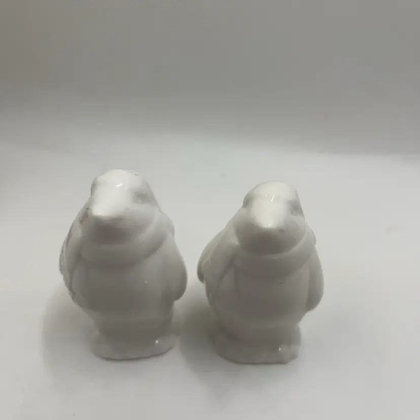 Penguin Salt And Pepper Shakers. Very Good Condition.