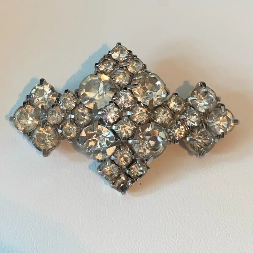 28 Vintage 1950’s Prong-set Glass Rhinestone Cluster Brooch – Silver Tone Diamond Shape Mid‑Century Sparkle Brooch