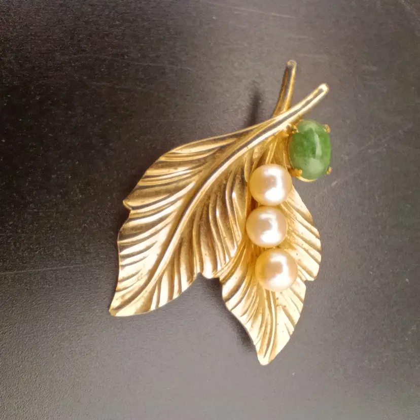 Vintage gold tone brooch w faux pearl and jade