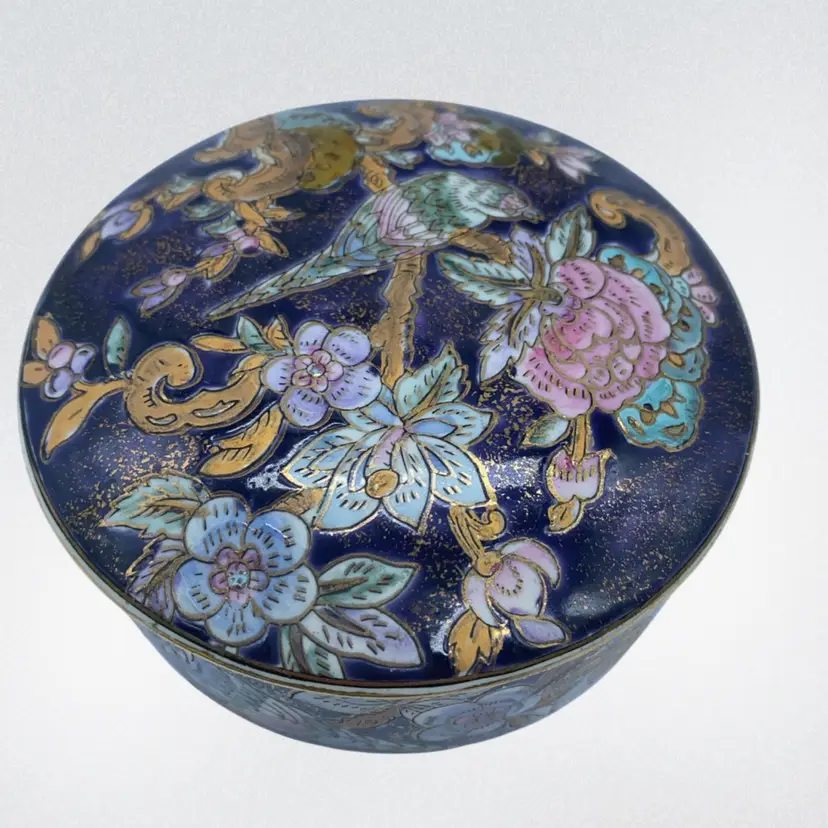 #4124 A signed hand-painted Macau export porcelain floral trinket box.