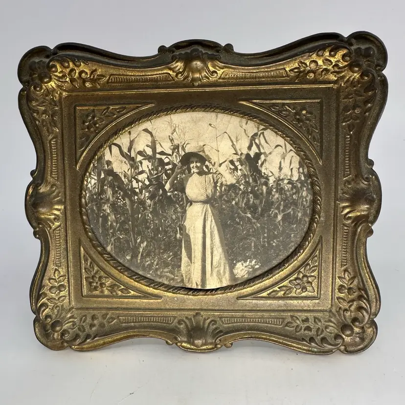 Vtg Ornate Metal Frame With Black & White Photo